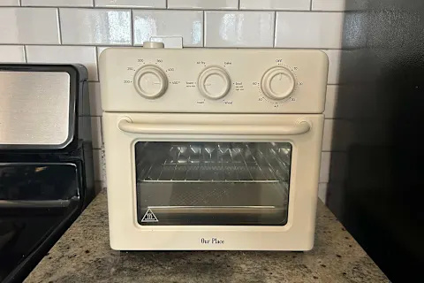   ο τόπος μας θαύμα φούρνος στον συντάκτη's kitchen counter