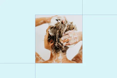 's head lathering up shampoo in shower fotografija žene's head lathering up shampoo in shower