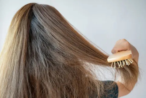 βούρτσισμα μαλλιών Boyloso // iStock