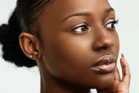   صورة مقربة لجمال امرأة ذات بشرة متوهجة