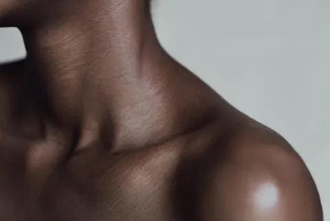 's neck, collarbone, and shoulder 一个女人的特写镜头's neck, collarbone, and shoulder