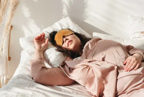   Kvinde sover i sengen