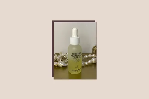   Youth To The People Superberry Glow Oil en la mesa