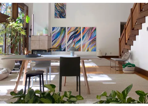   lyst spise- og opholdsområde med abstrakt kunst på væggene