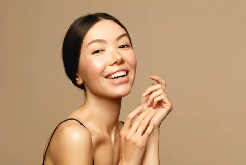 皮肤发光的年轻女子