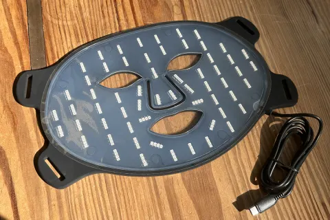   bon charge rødt lys maske unboxed lagt fladt på bordet med opladet og ingen stropper