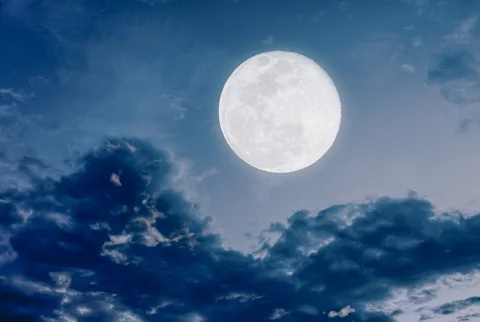   Telihold egy felhős éjszakában's Sky