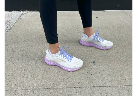 Παπούτσι για τρέξιμο Brooks Ghost 15 στα πόδια στο πεζοδρόμιο με κολάν