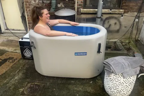   inergize koldt dyk badekar sat op i baghaven