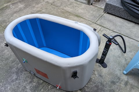   Inergize Cold Punge Tub oppustet med pumpe ved siden af, men tom