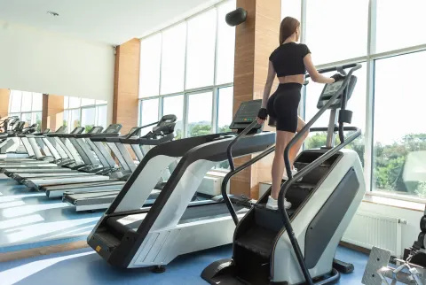 Nainen käyttää Stairmasteria