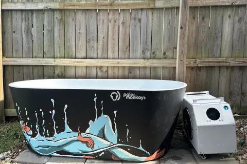 Polar Monkeys koldt dyk badekar tomt braindpod 2.0 design med blå abe på siden ved siden af chiller
