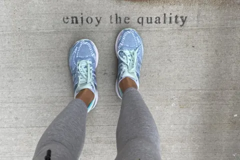   Asics Gel Nimbus på forfatterens fødder