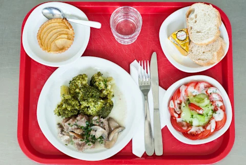 Skolefrokost i Frankrig med agurk kalvekød og en æble -terte