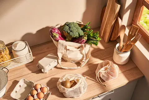 Продукты в многоразовом контейнере на кухне