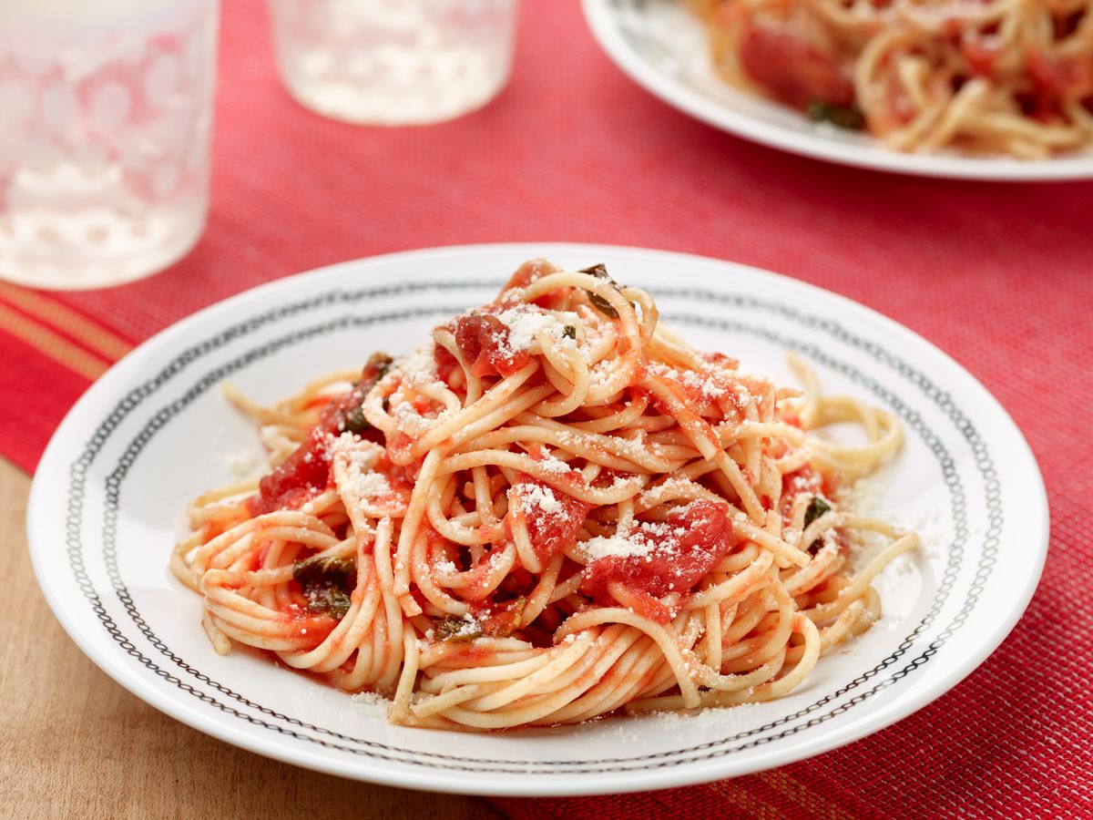 Enkel spagetti med tomatsås