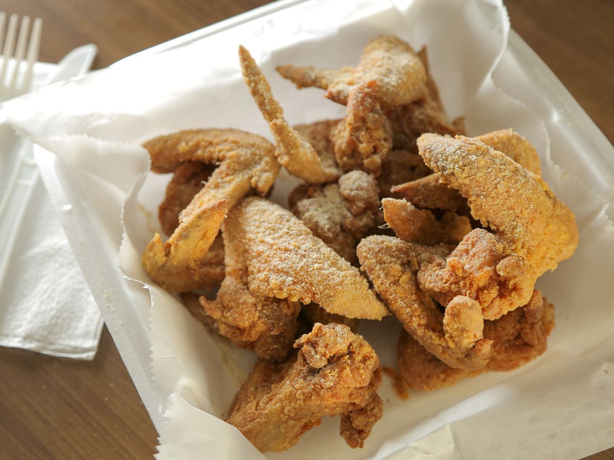 Les célèbres ailes de poulet frites d'Eastside Fish Fry