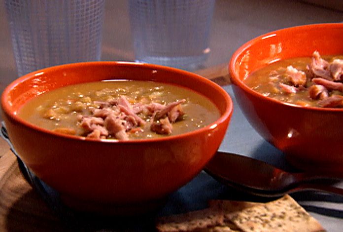 Zuppa di piselli spezzati con garretti di prosciutto