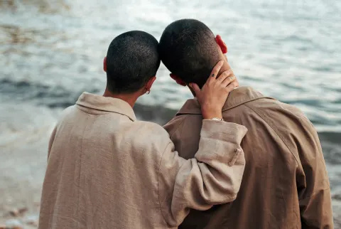   صورة لشخصين يستريحان برؤوسهما على بعضهما البعض