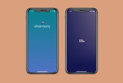 화면에 Match와 eharmony 로고가 표시된 두 대의 휴대폰.