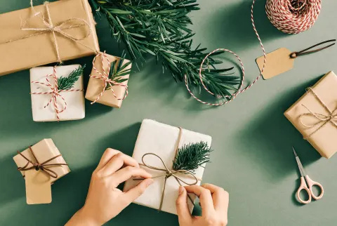   Et flatlay af julepynt og gaveæske