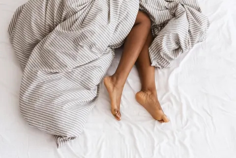   女性's feet in bed