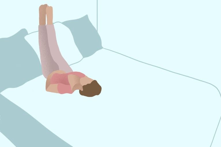 En avslappende yogasekvens du kan gjøre i sengen
